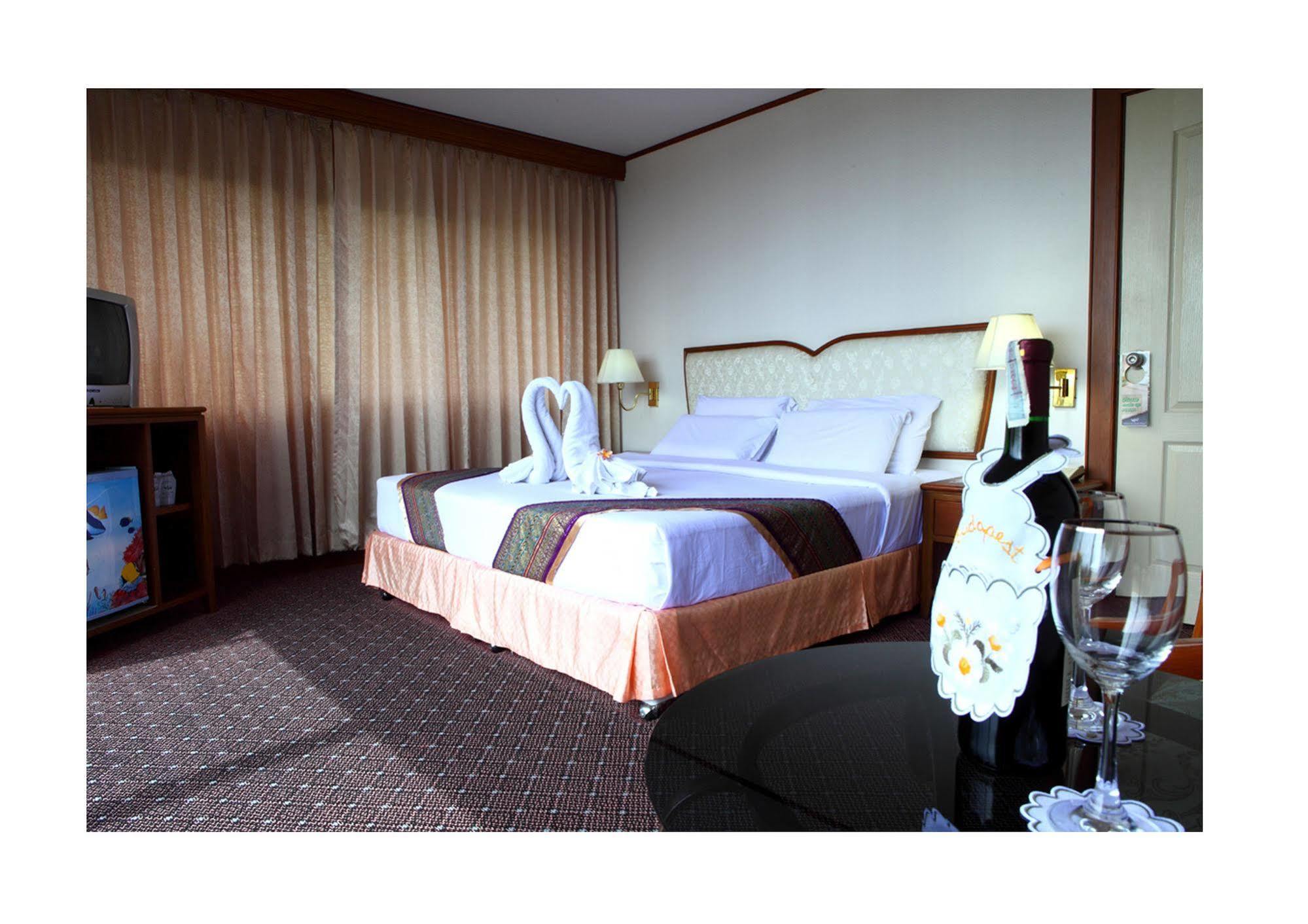 Wattana Park Hotel Trang Buitenkant foto